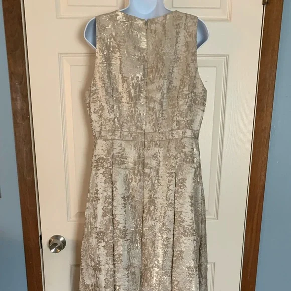 Eliza J sleeveless formal gown beaded accents fully lined with pockets!  Size 12 - Picture 6 of 10